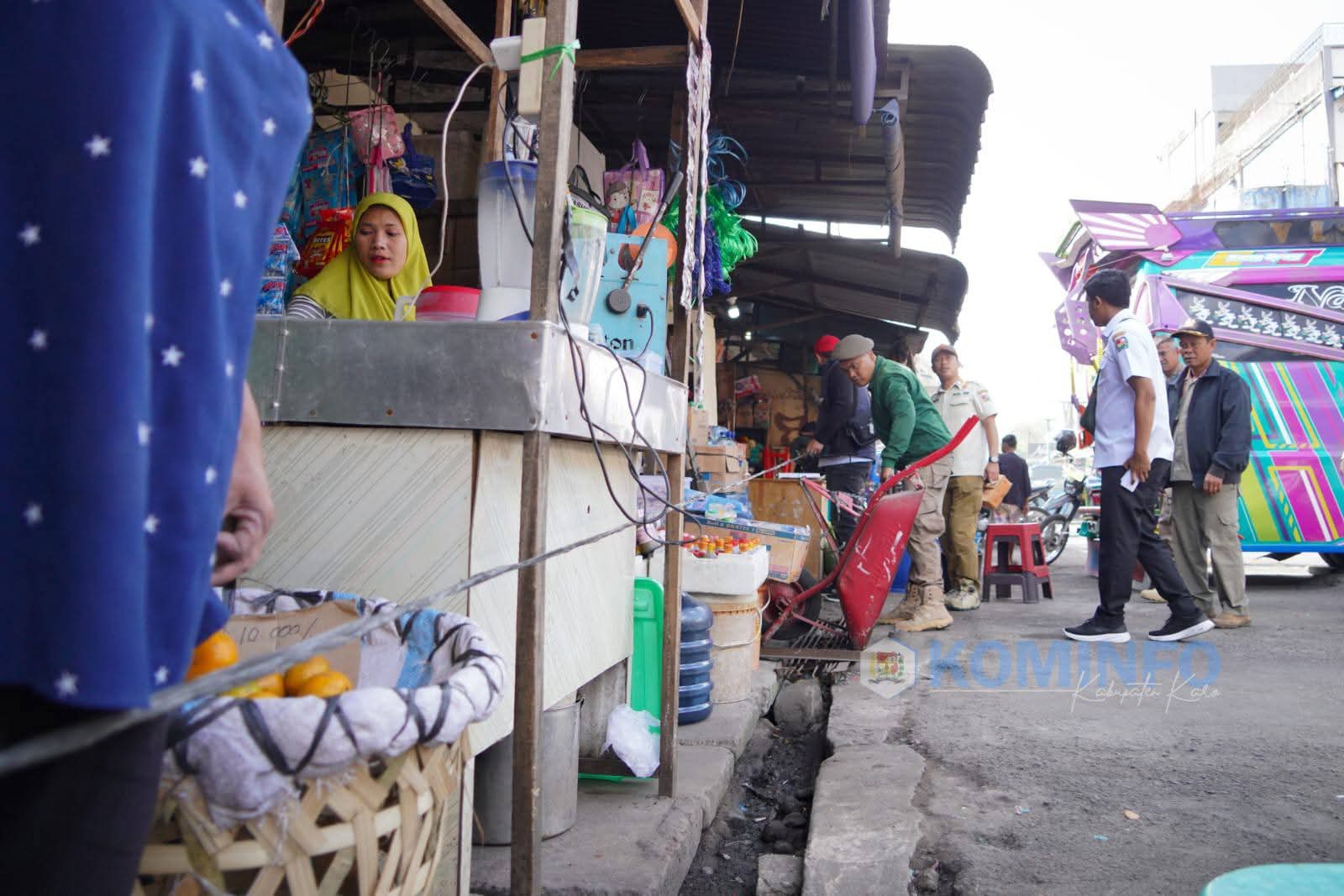 Petugas gabungan Pemkab Karo melakukan penertiban dan penataan pedagang di kawasan Pusat Pasar Berastagi, Rabu (28/1/2026).