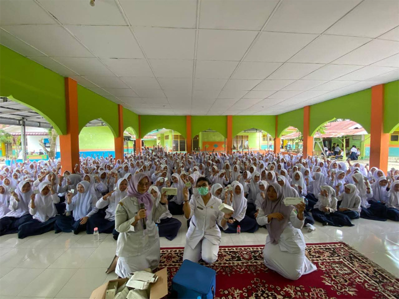 Pemberian tablet zat besi (FE) kepada para siswa MTsN 3 Aek Natas Kec. Aek Natas.