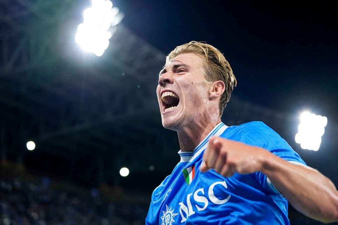 Rasmus Hojlund tampil impresif bersama Napoli musim 20252026 dan disebut layak mendapat kesempatan kedua di Manchester United.