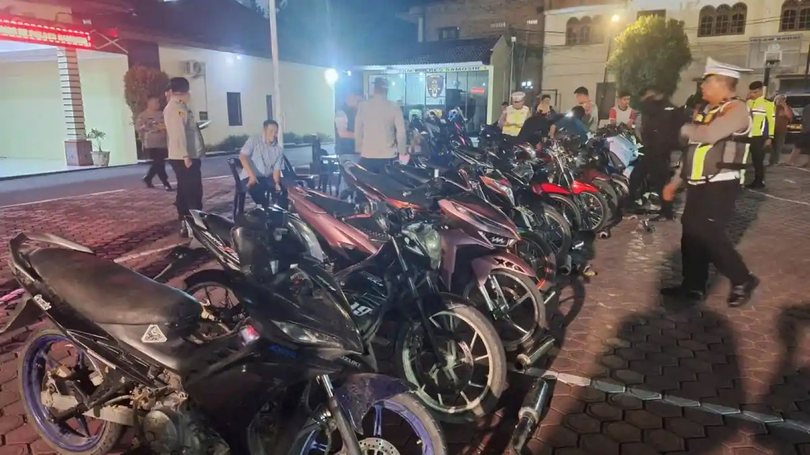 Polres Samosir mengamankan 22 unit sepeda motor yang menggunakan knalpot brong saat razia gabungan TNI-Polri.