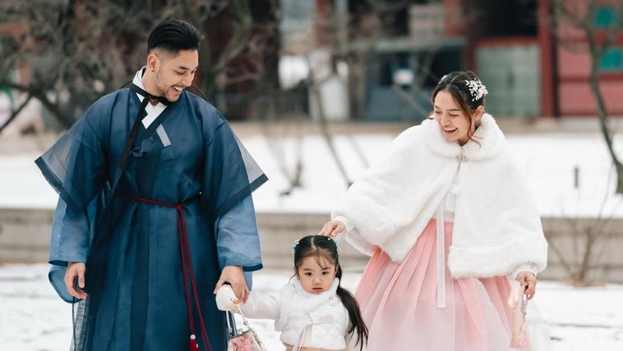 Siti Badriah dan Krisjiana Baharudin berpose romantis di Hanok Village, Korea Selatan, saat napak tilas lokasi lamaran mereka ditemani putri semata wayang, Xarena Zenata.