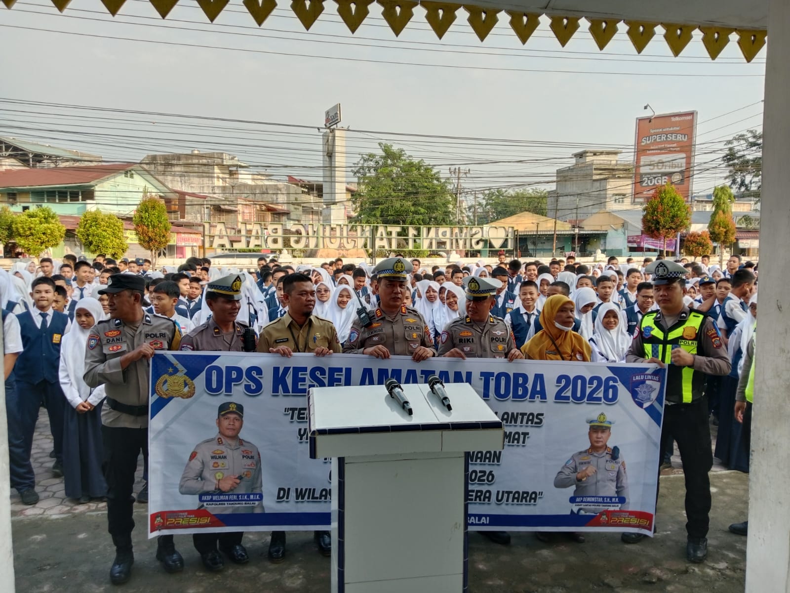 Personel Sat Lantas Polres Tanjungbalai memberikan edukasi tertib berlalu lintas kepada pelajar SMP Negeri 1 Tanjungbalai dalam kegiatan Police Go To School, Selasa (3/2/2026).