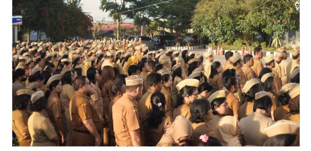 Sekdakab Karo Gelora Kurnia Putra Ginting memimpin Apel Gabungan ASN di Halaman Kantor Bupati Karo, Senin (2/2/2026).