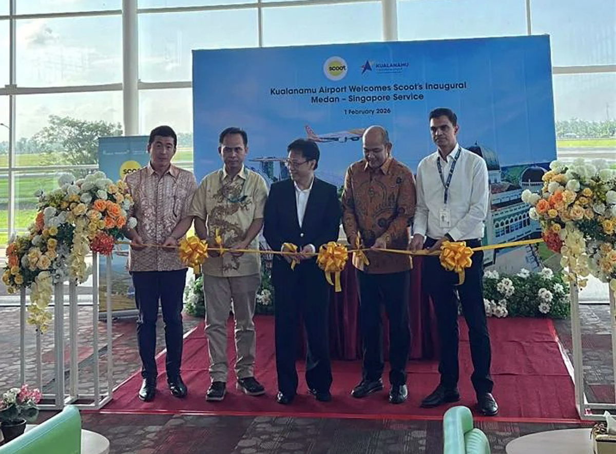 Managing Director PT Angkasa Pura Aviasi Ravishankar Saravu bersama tamu undangan saat pengguntingan pita peresmian rute penerbangan Kualanamu&ndash;Singapura di Bandara Internasional Kualanamu.