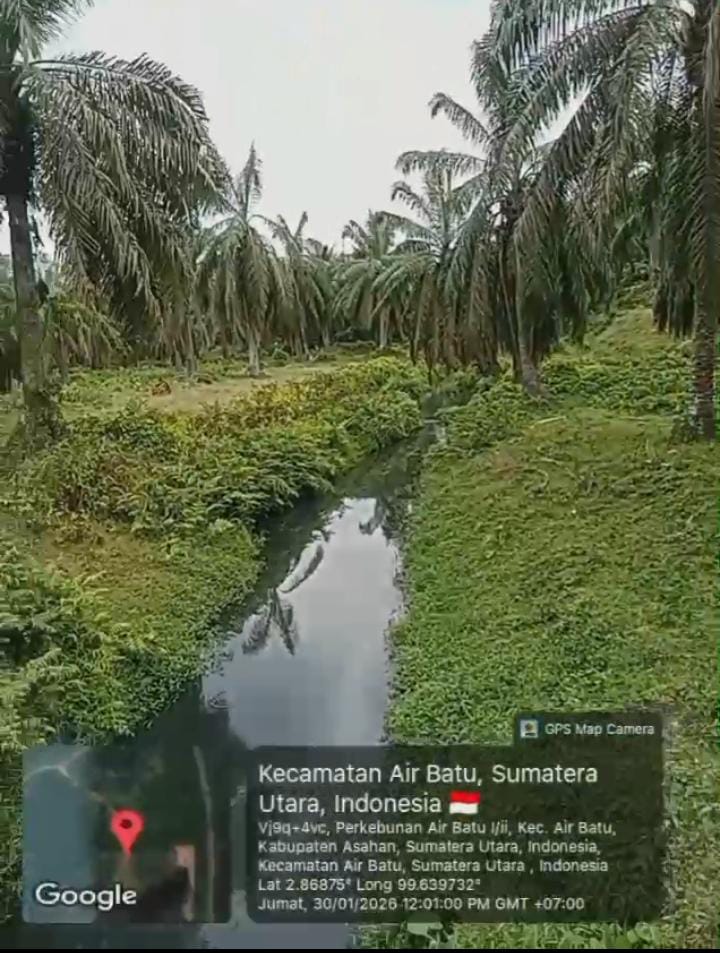 Aliran anak sungai di Afdeling 3 PTPN IV Kebun Air Batu berubah warna menjadi hitam, diduga akibat limbah abu pembakaran pabrik kelapa sawit.