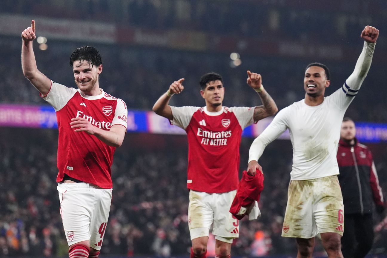 pemain Arsenal merayakan kemenangan saat laga semifinal Carabao Cup melawan Chelsea di Emirates Stadium.