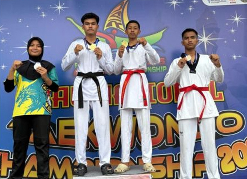 Atlet taekwondo MAN 1 Padang Lawas usai meraih medali pada ajang Riau National Taekwondo Championship 2026 di Pekanbaru.