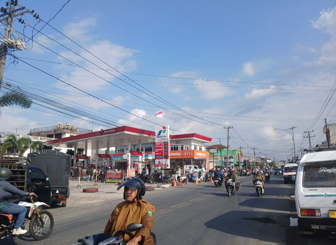 Antrean kendaraan roda dua dan roda empat mengular di salah satu SPBU di Kota Padangsidimpuan akibat kelangkaan BBM, Senin (2/2/2026).