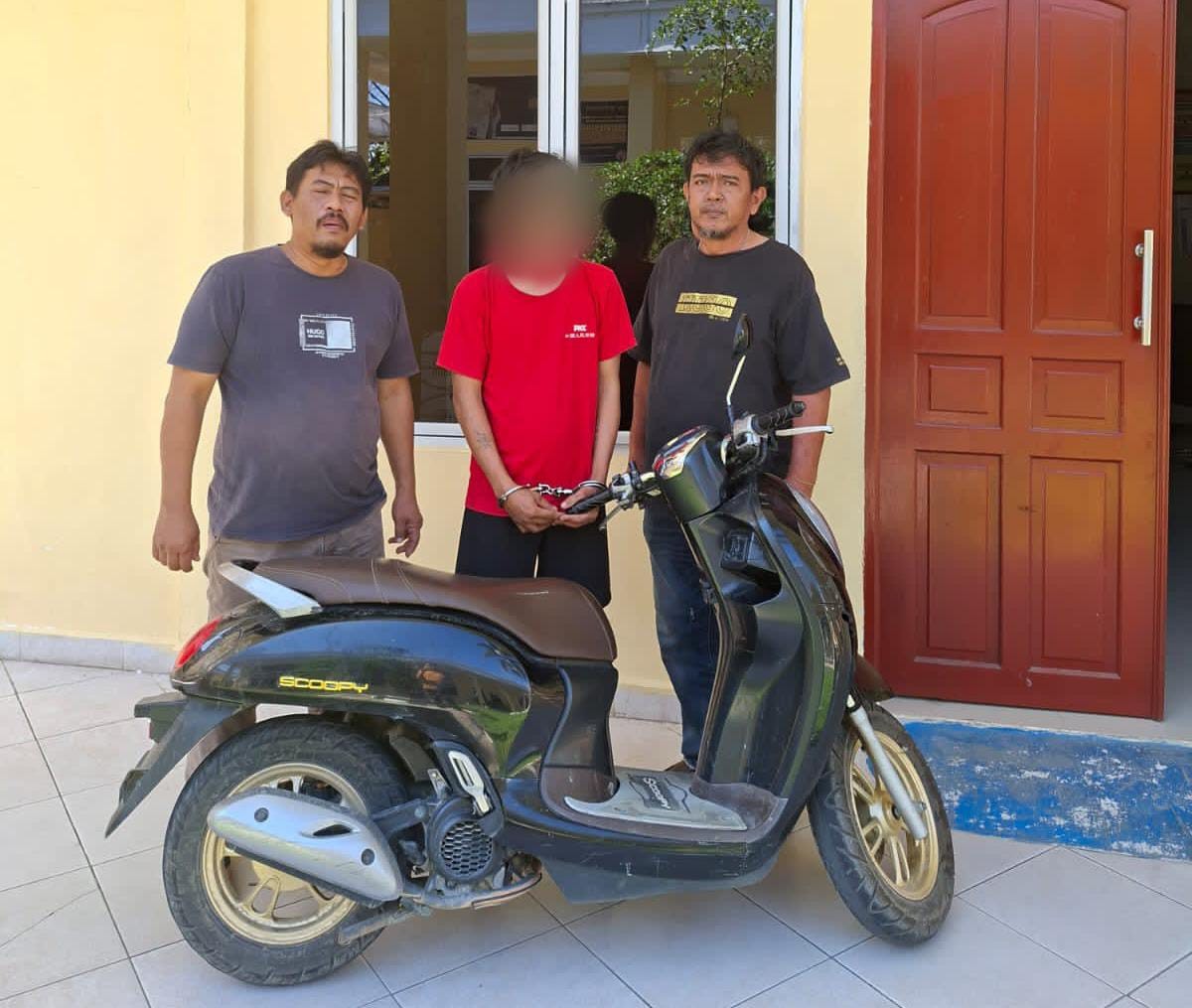 RS (tengah), pelaku pencurian sepeda motor milik temannya, saat diamankan Tim Jatanras Sat Reskrim Polres Simalungun.