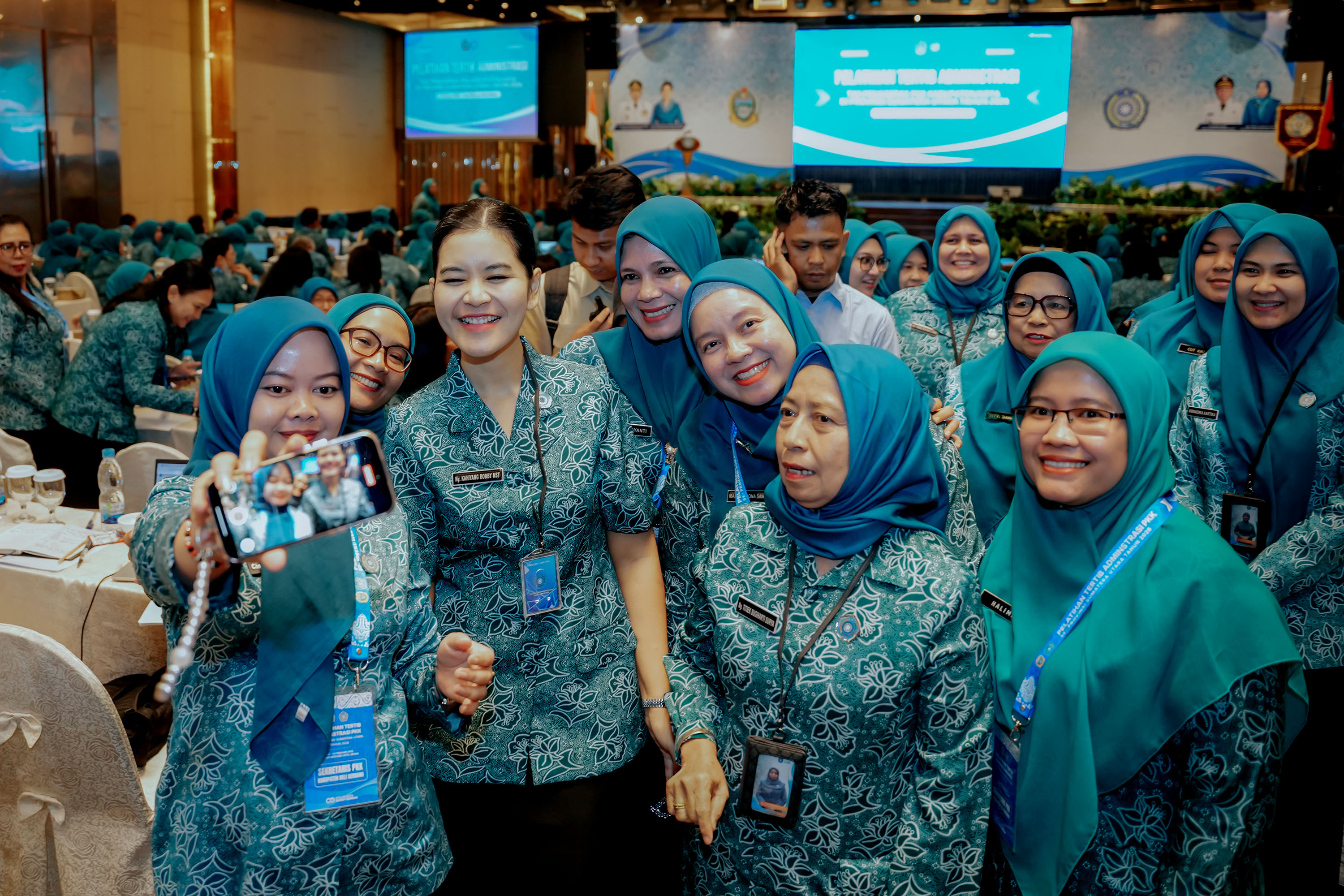 Ketua TP PKK Sumut Kahiyang Ayu didampingi Staf Ahli I Titiek Sugiharti membuka Pelatihan Tertib Administrasi TP PKK se-Sumut di Medan, Selasa (3/2/2026).