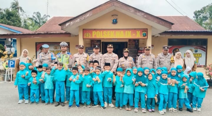 Kapolsek Na IX-X, AKP Yustina, bersama jajaran Polsek Na IX-X menerima kunjungan anak-anak Taman Kanak-Kanak.