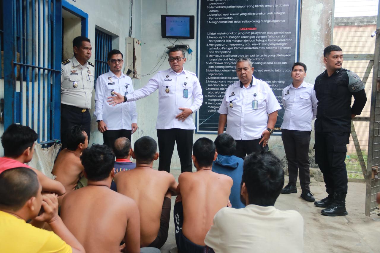 Kasi Binadik Lapas Kelas IIB Tanjungbalai, Jawilson Purba, bersama jajaran melaksanakan kegiatan menyambangi kamar hunian warga binaan.