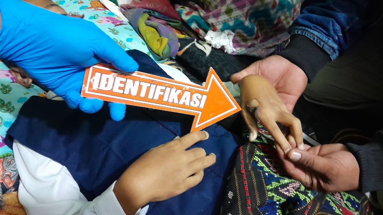 Polisi melakukan identifikasi murid SD tewas tersengat kawat bertegangan listrik yang dipasang pemilik kandang kambing.