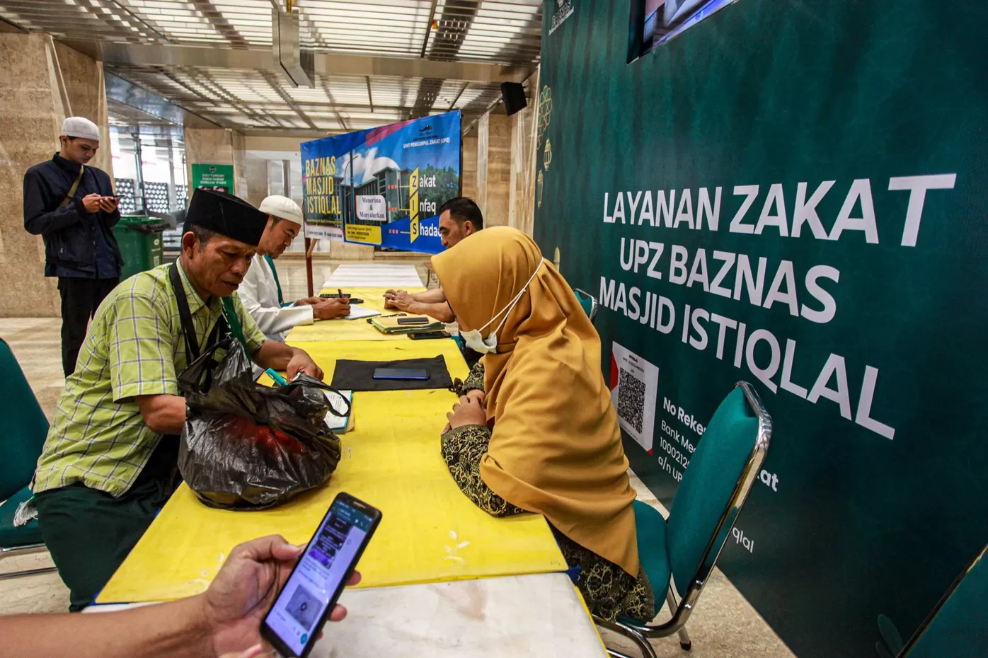 Ilustrasi pembayaran zakat fitrah melalui Badan Amil Zakat Nasional (BAZNAS).
