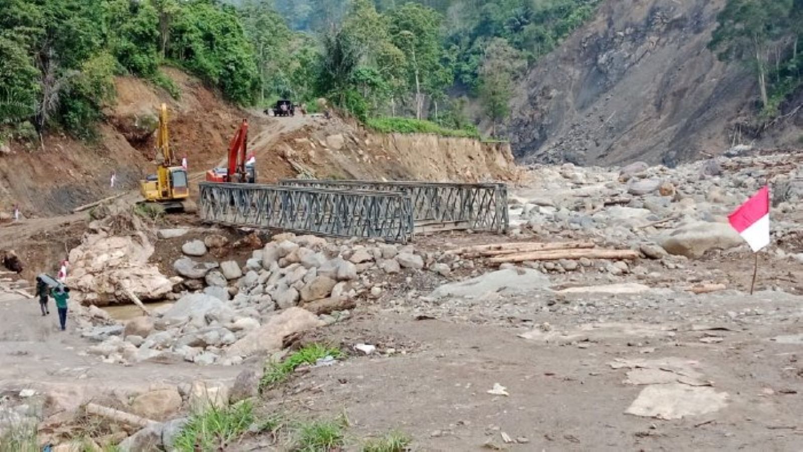 Tim gabungan melakukan pencarian korban hilang akibat bencana hidrometeorologi yang melanda sejumlah wilayah di Provinsi Sumatera Utara sejak akhir 2025.