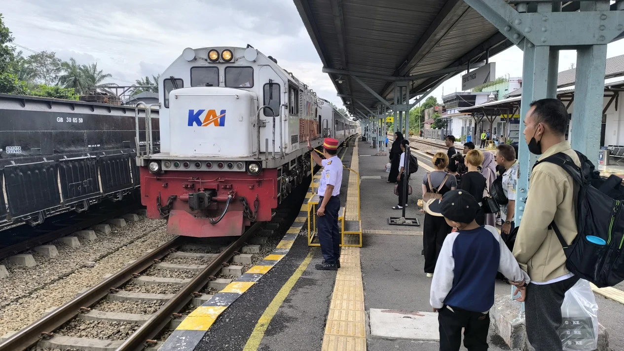 Aktivitas penumpang di layanan kereta api PT KAI Divre I Sumatera Utara yang mendukung aksesibilitas wisata menuju kawasan Danau Toba melalui KA Siantar Ekspres.