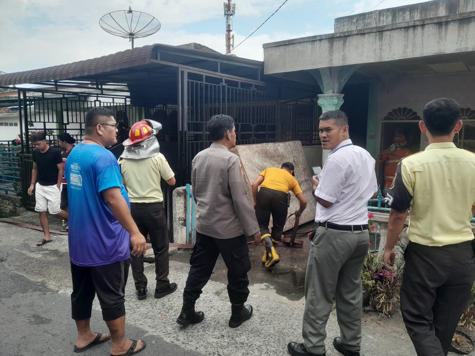 Kondisi kos-kosan di Jalan Merek Raya, Siantar Timur, yang nyaris terbakar akibat matras dibakar anak-anak.