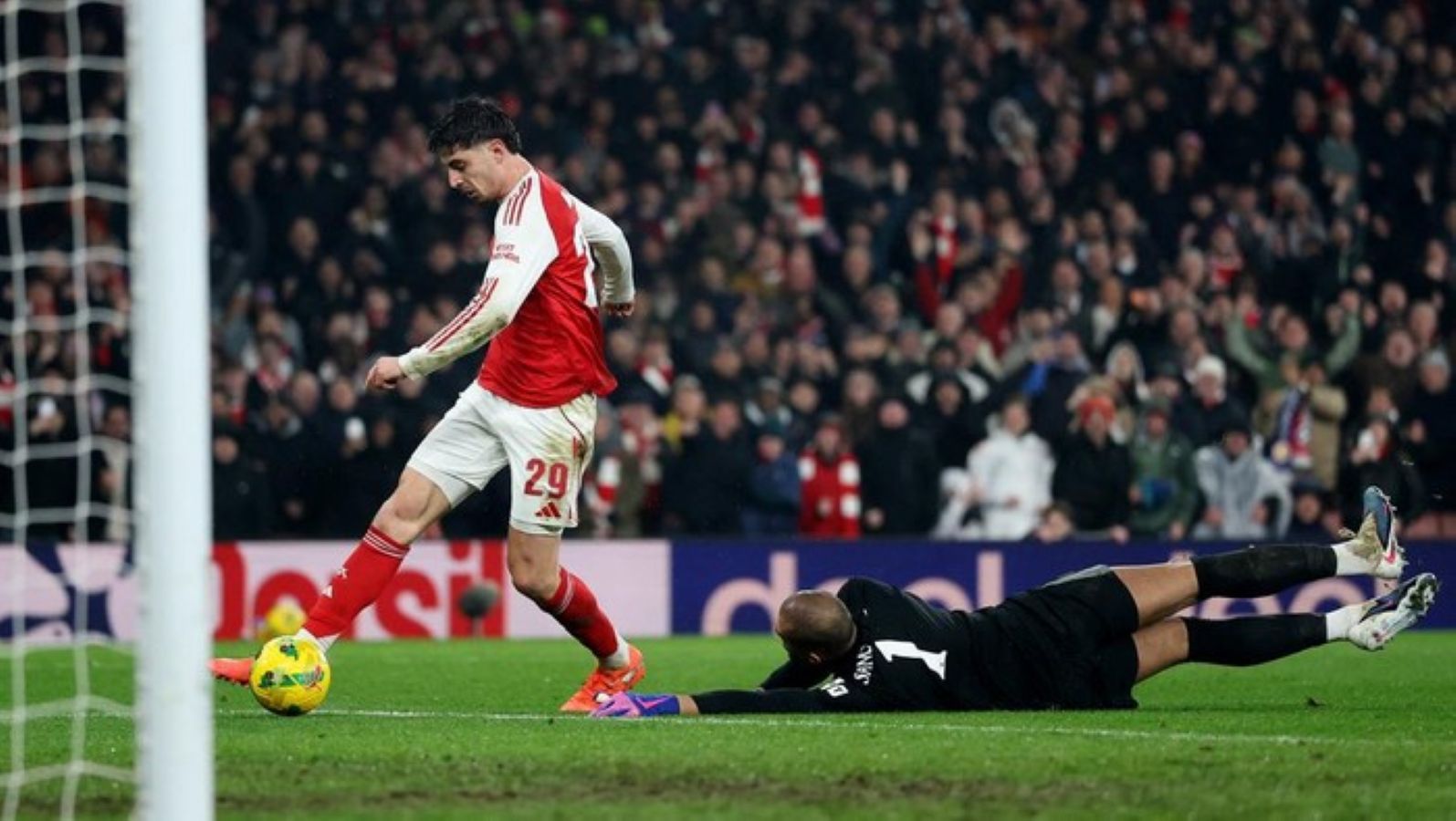 Kai Havertz merayakan gol kemenangan Arsenal ke gawang Chelsea pada leg kedua semifinal Carabao Cup di Emirates Stadium.
