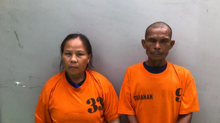 TS (kiri), kakak kandung korban yang menjadi otak pembunuhan, bersama LN (kanan) selaku eksekutor saat diamankan polisi.