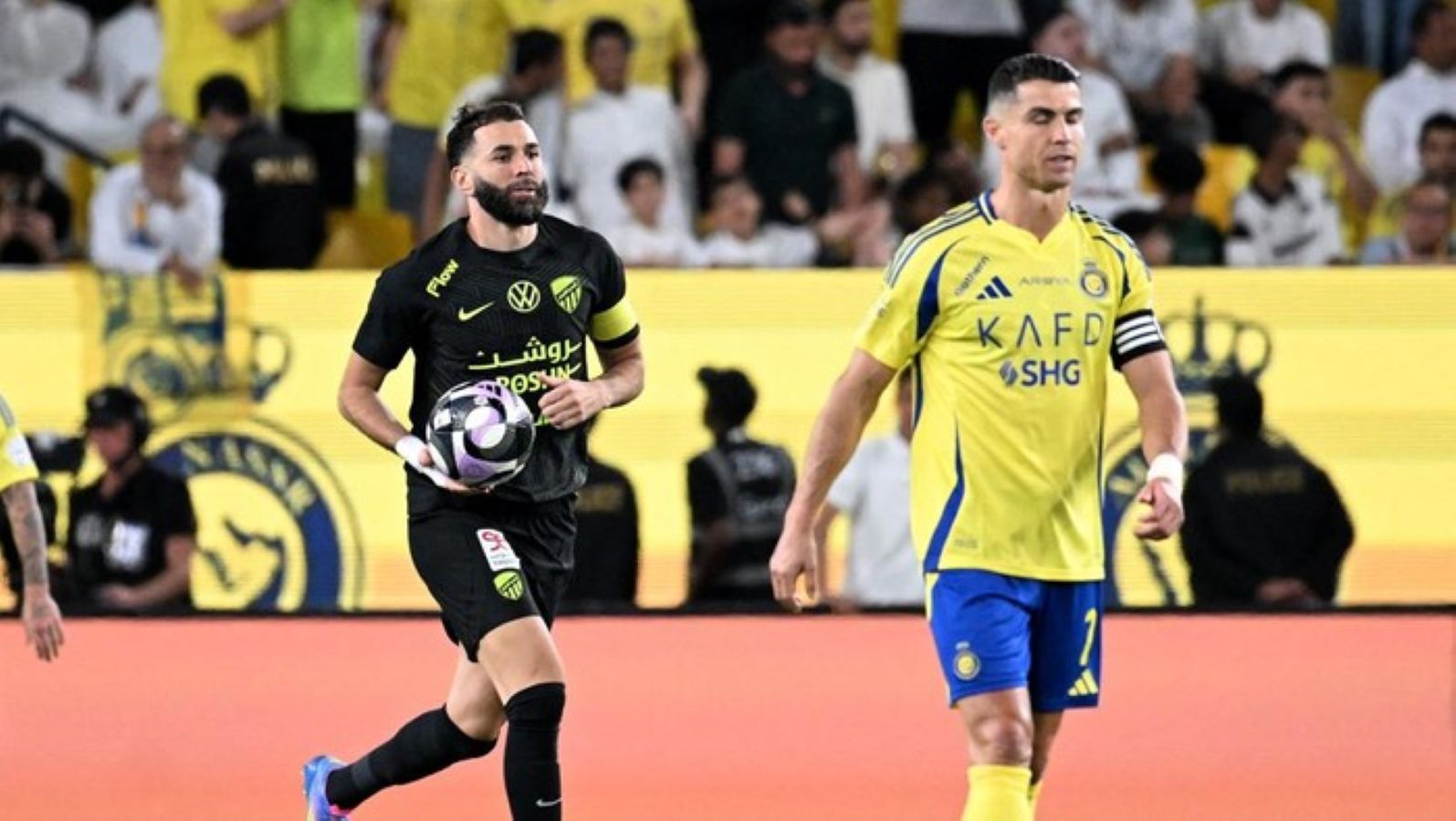 Karim Benzema resmi berseragam Al Hilal. Penyerang asal Prancis itu direkrut tanpa biaya transfer.