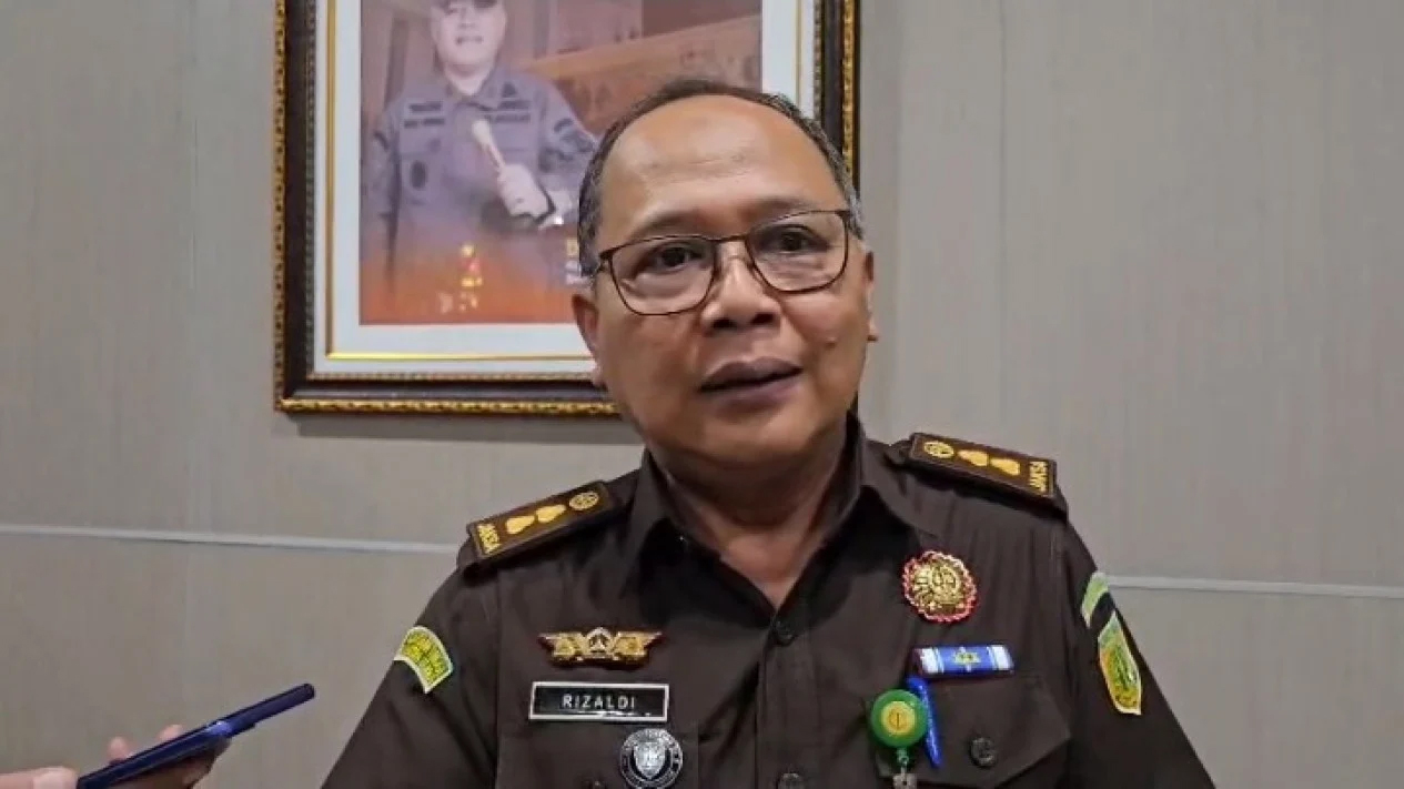 Kasi Penerangan Hukum Kejati Sumut, Rizaldi, memberikan keterangan terkait pemeriksaan dua Kajari di Sumatera Utara oleh Kejaksaan Agung.