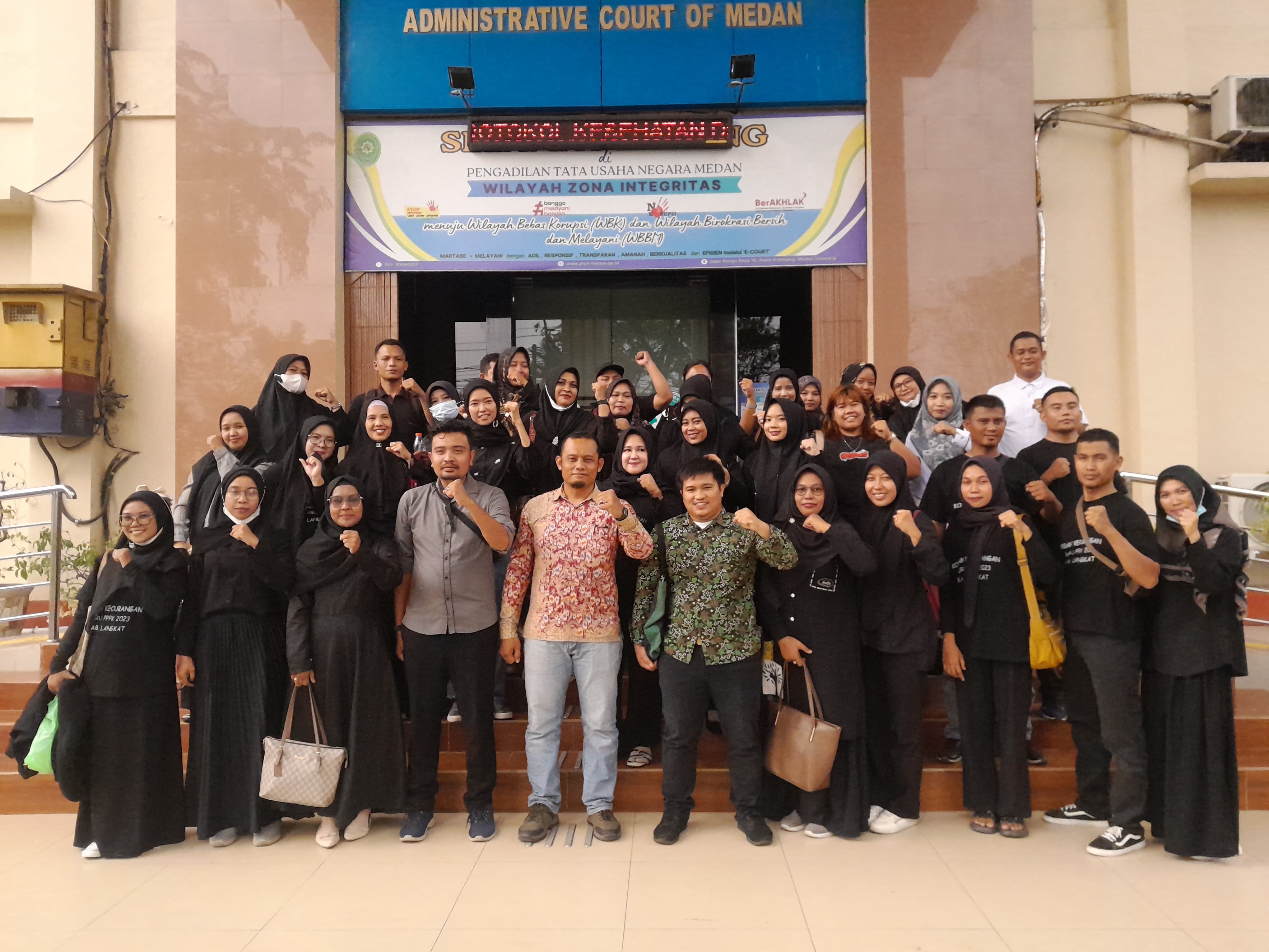 LBH Medan bersama guru honorer dan tenaga pendidik Kabupaten Langkat usai putusan Mahkamah Agung yang menolak kasasi Bupati Langkat terkait sengketa seleksi PPPK Tahun 2023.