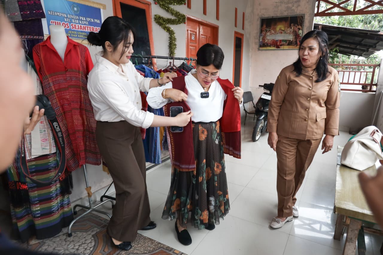Ketua TP PKK sekaligus Ketua Dekranasda Kota Pematangsiantar Liswati Wesly Silalahi saat mengunjungi salah satu UMKM di Kota Pematangsiantar.