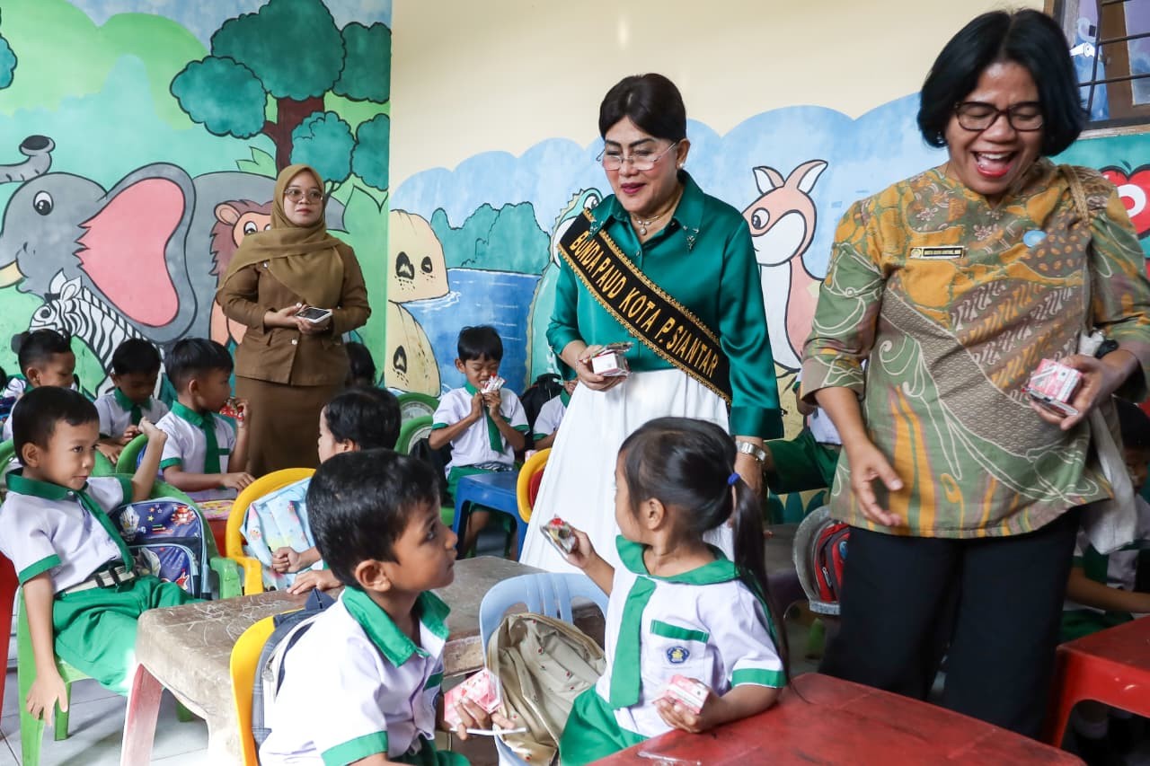 Ketua TP PKK Kota Pematangsiantar Liswati Wesly Silalahi berinteraksi dengan murid saat meninjau PAUD SAB.