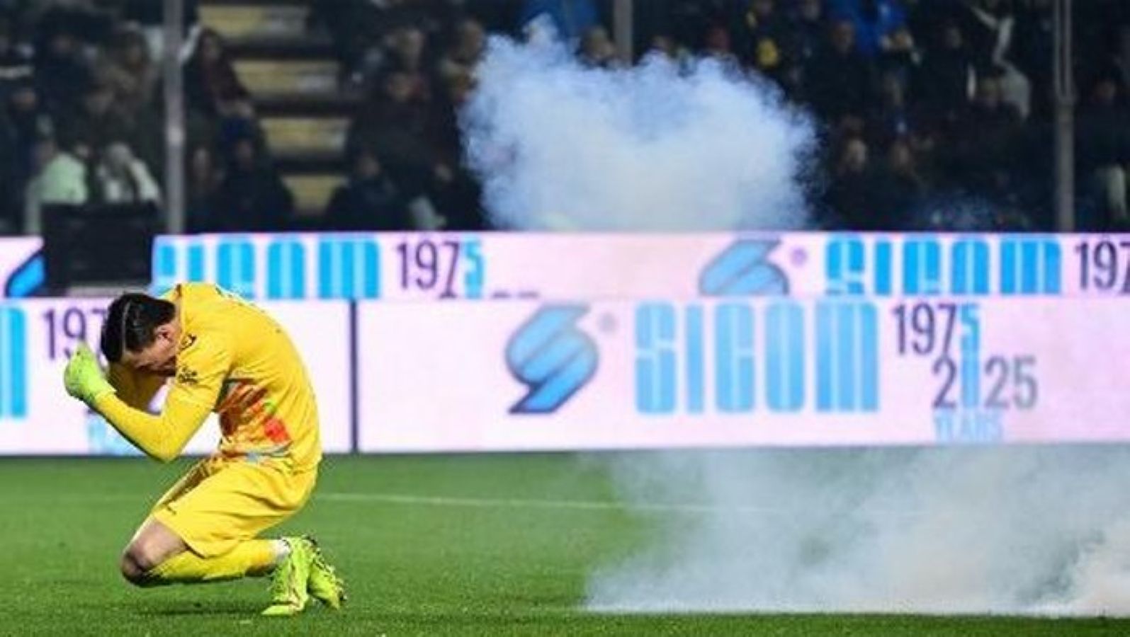 Kiper Cremonese dan Timnas Indonesia Emil Audero Mulyadi terkapar usai menjadi korban lemparan flare dari tribun penonton saat laga Serie A melawan Inter Milan.