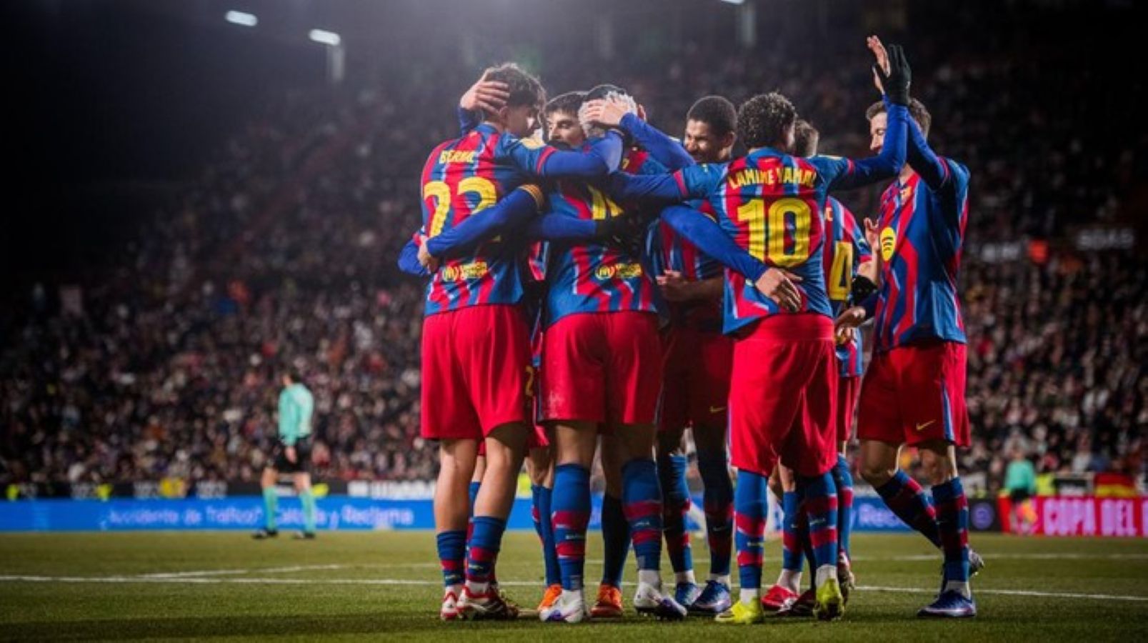Lamine Yamal mencetak gol pembuka Barcelona saat menyingkirkan Albacete di perempatfinal Copa del Rey.