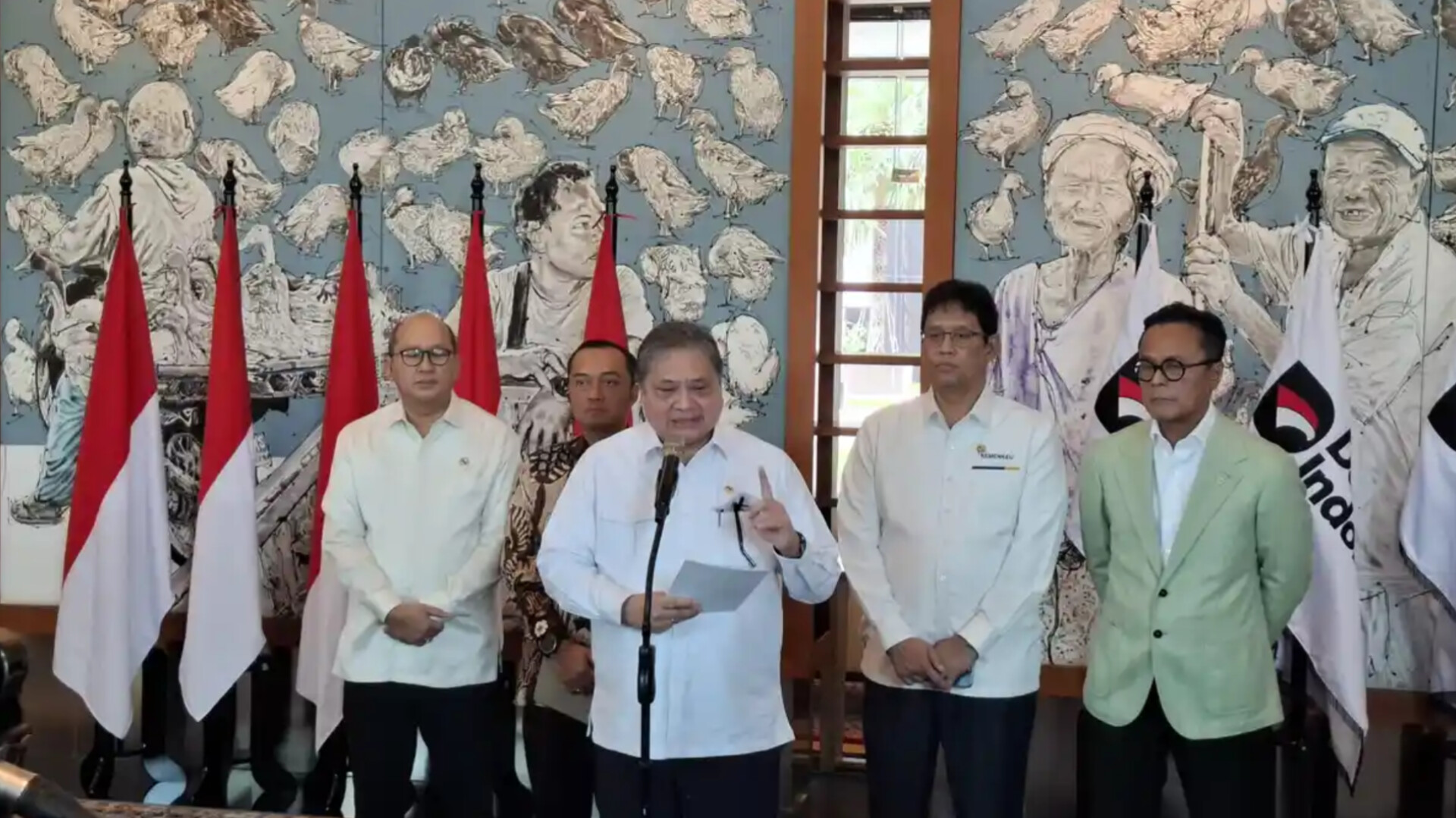 Menteri Koordinator Bidang Perekonomian Airlangga Hartarto saat Konferensi Pers di Wisma Danantara.