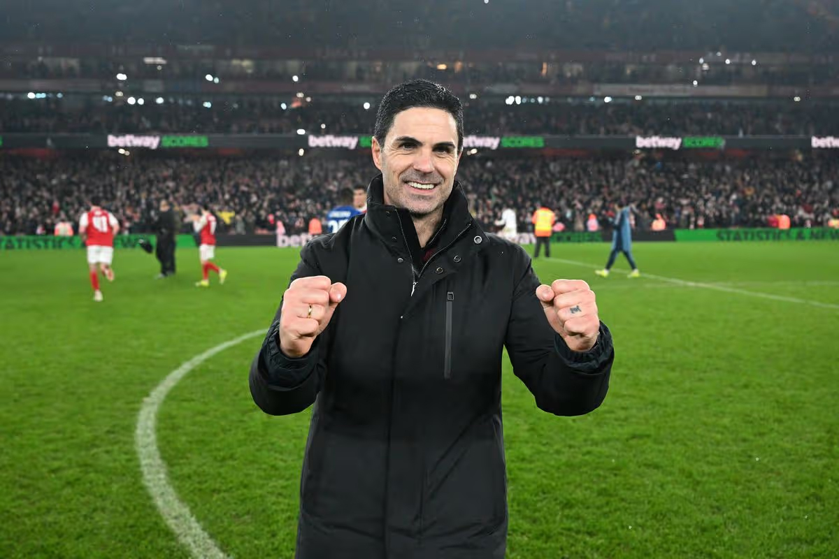 Pelatih Arsenal, Mikel Arteta, merayakan keberhasilan timnya melaju ke final Carabao Cup 2025/2026 usai menyingkirkan Chelsea.