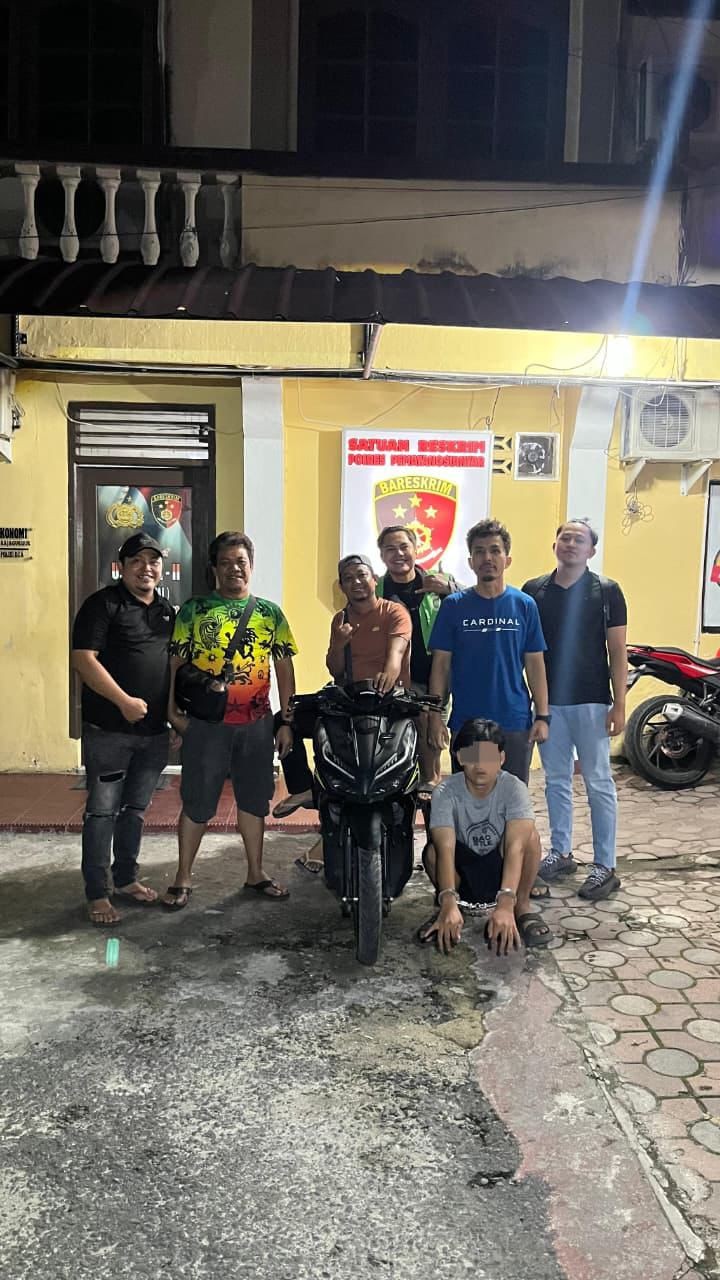 Pelaku penggelapan sepeda motor milik karyawan J.Chicken saat diamankan di Polres Pematangsiantar.