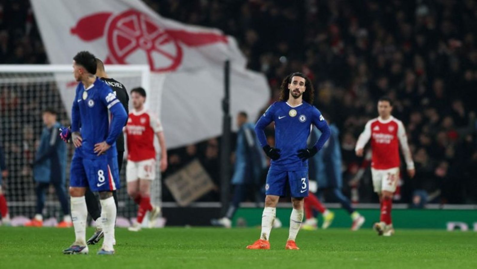 Pemain Chelsea tertunduk lesu usai kalah 0-1 dari Arsenal pada leg kedua semifinal Carabao Cup di Emirates Stadium.