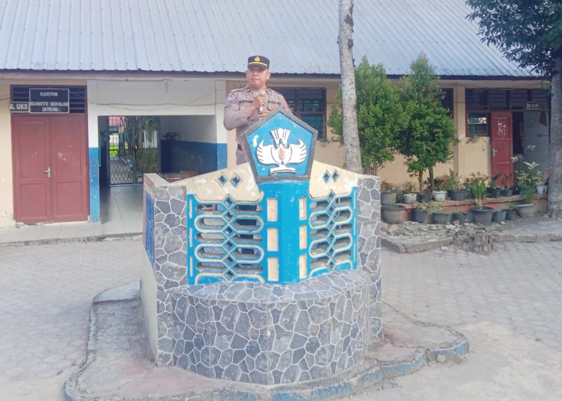 Ipda Maraden Pardede menjadi pembina upacara bendera di SMP Negeri 3 Pematangsiantar, Senin (2/2/2026).