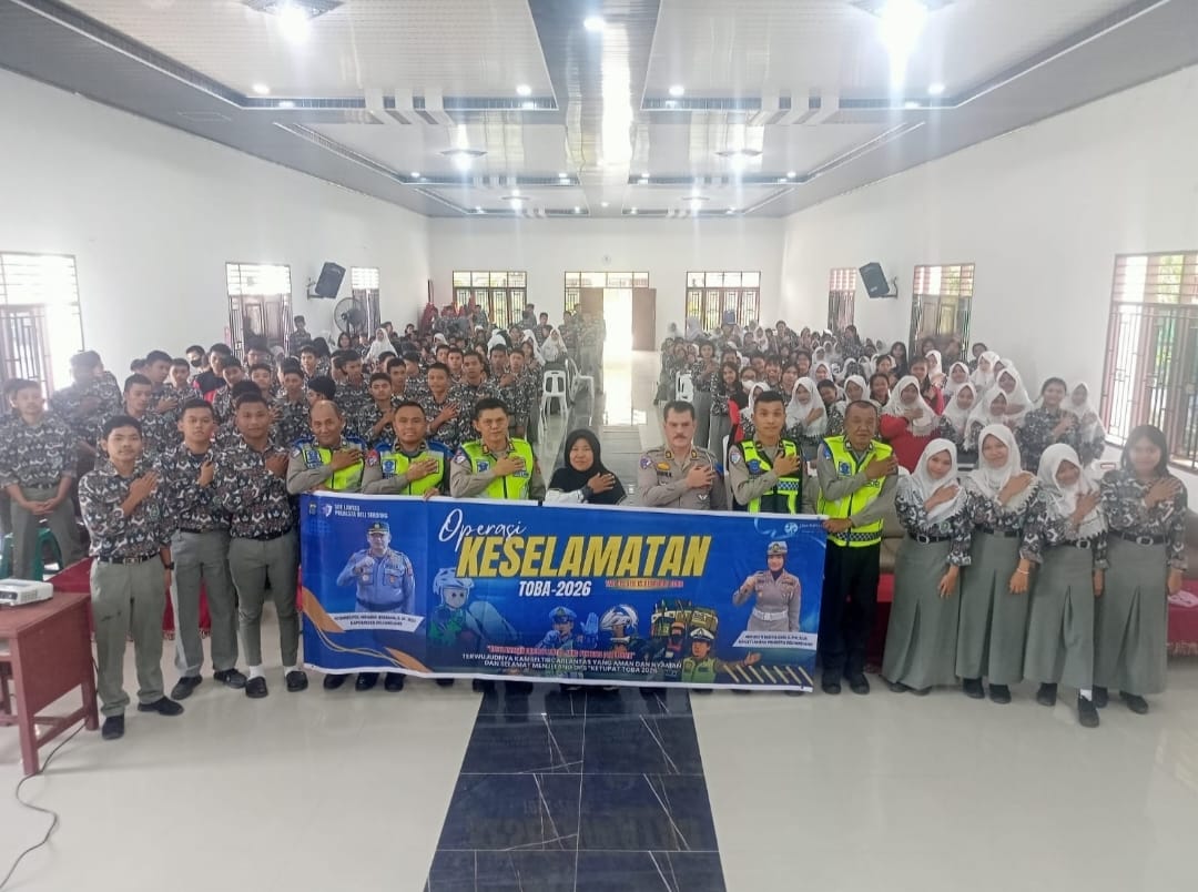 Sat Lantas Polresta Deliserdang memberikan penyuluhan keselamatan berlalu lintas kepada pelajar SMA Negeri 2 Lubuk Pakam dalam kegiatan Police Goes to School, Rabu (4/2/2026).