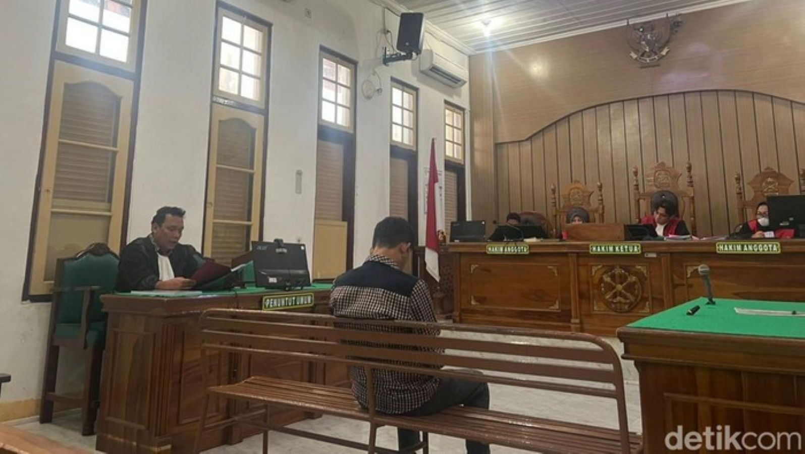 Mantan Kepala Desa Hariara Pohan, Piatur Sihotang, saat menjalani sidang tuntutan di Pengadilan Tipikor Medan.