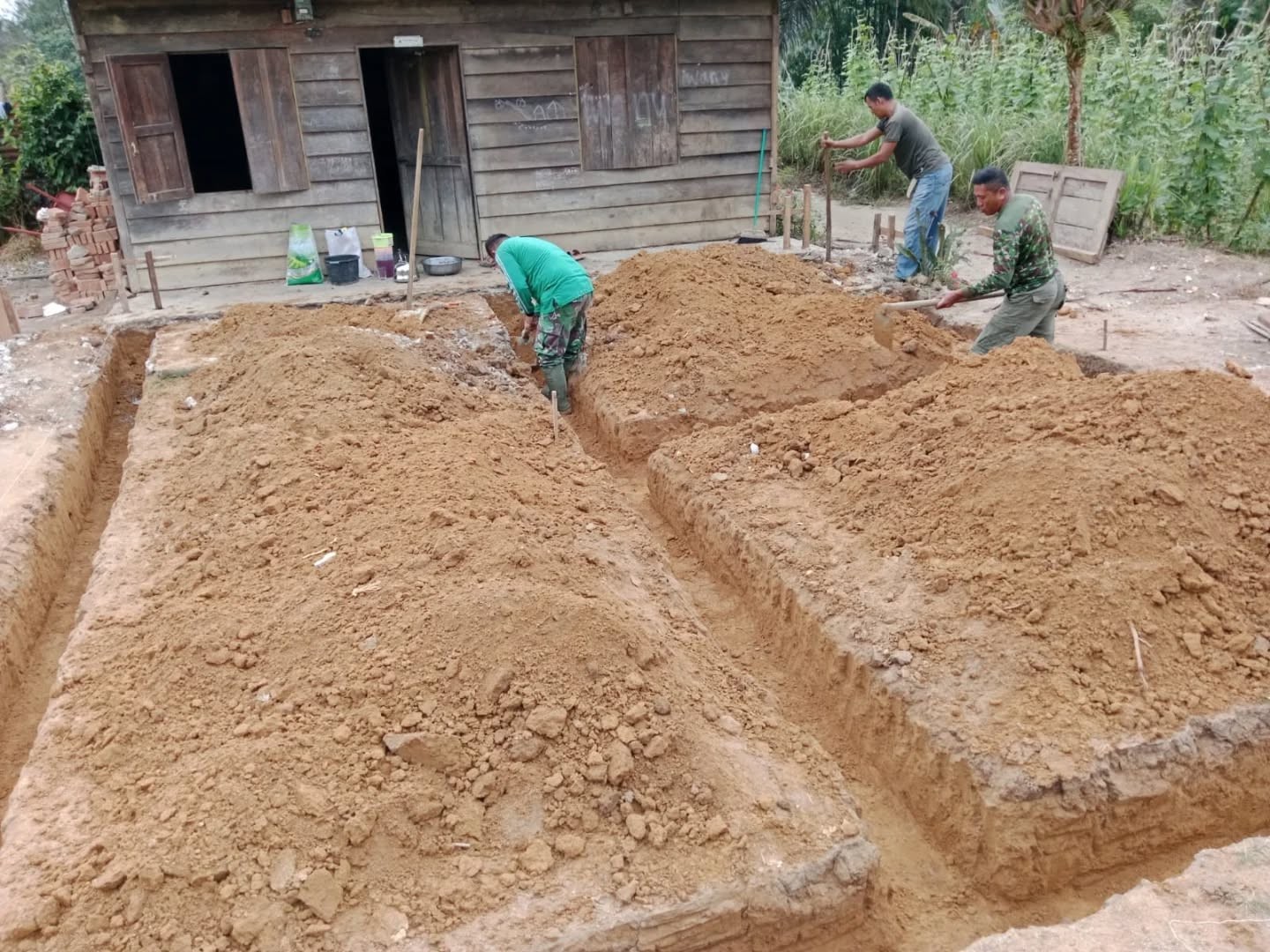 Renovasi rumah tidak layak huni milik warga dalam program TMMD ke-127 Kodim 0207/Simalungun di Nagori Bahapal.