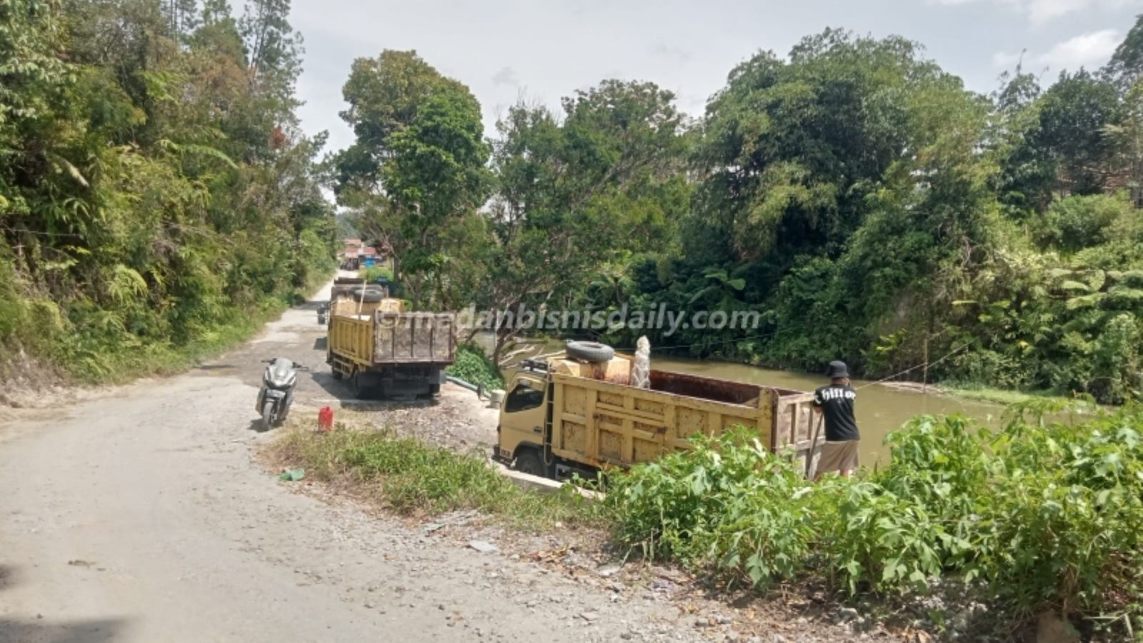Aktivitas tambang pasir di Daerah Aliran Sungai (DAS) Sigeaon, Tapanuli Utara.