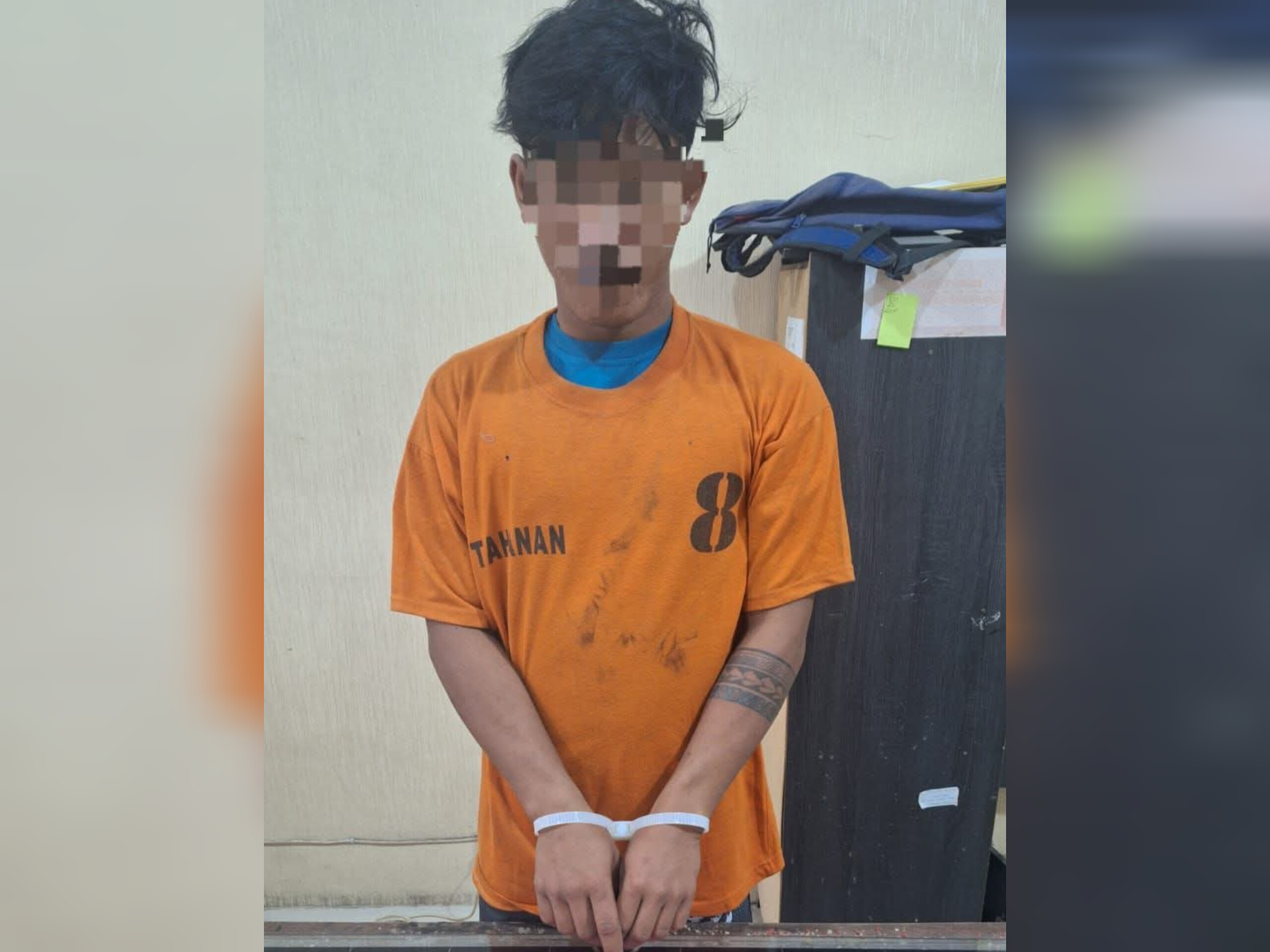Petugas Satresnarkoba Polres Tanah Karo menunjukkan barang bukti sabu yang diamankan dari tersangka MIK di Mapolres Tanah Karo.