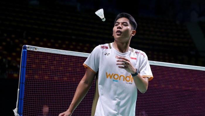 Pebulutangkis tunggal putra Indonesia Mohammad Zaki Ubaidillah berpose dengan trofi juara Thailand Masters 2026.