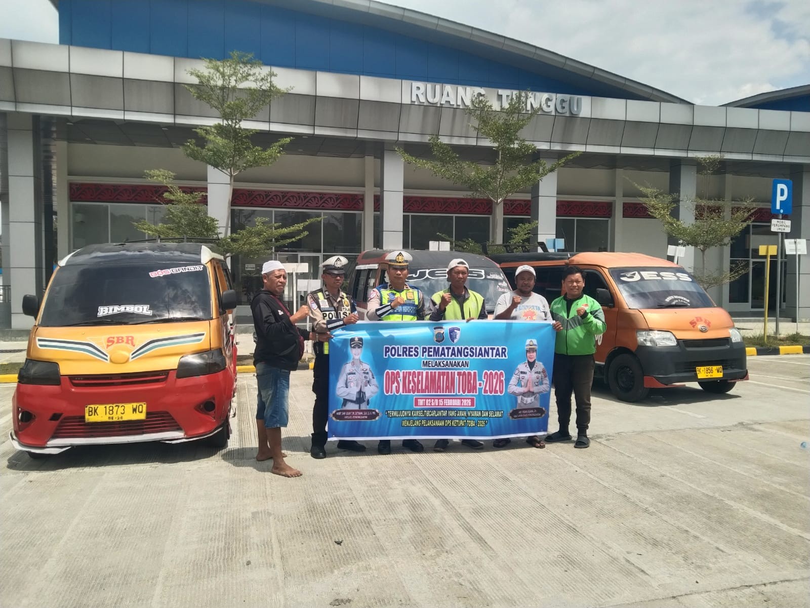 Petugas Sat Lantas Polres Pematangsiantar memberikan sosialisasi Operasi Keselamatan Toba 2026 kepada sopir angkutan di Terminal Tanjung Pinggir.