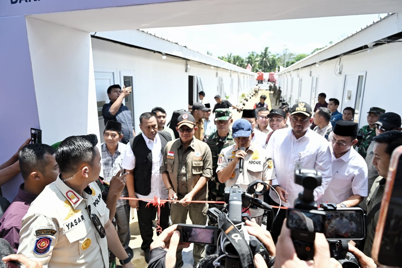 Gubernur Sumatera Utara Bobby Afif Nasution mendampingi Menteri Dalam Negeri Tito Karnavian meresmikan Hunian Sementara (Huntara) dan menyerahkan simbolis Dana Tunggu Hunian di Desa Simarpinggan.