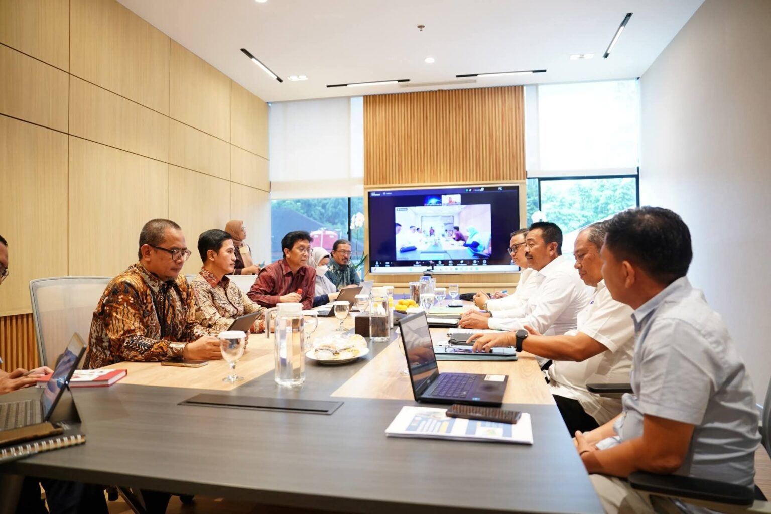 Bupati Madina H. Saipullah Nasution bersama jajaran saat audiensi dengan Wakil Menteri Kesehatan RI di Jakarta.