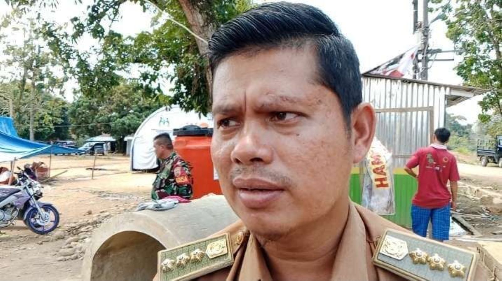Warga pengungsi di tenda Lapangan Kebun Pisang, Kecamatan Badiri, Kabupaten Tapanuli Tengah, bersiap menjalani proses pemindahan.