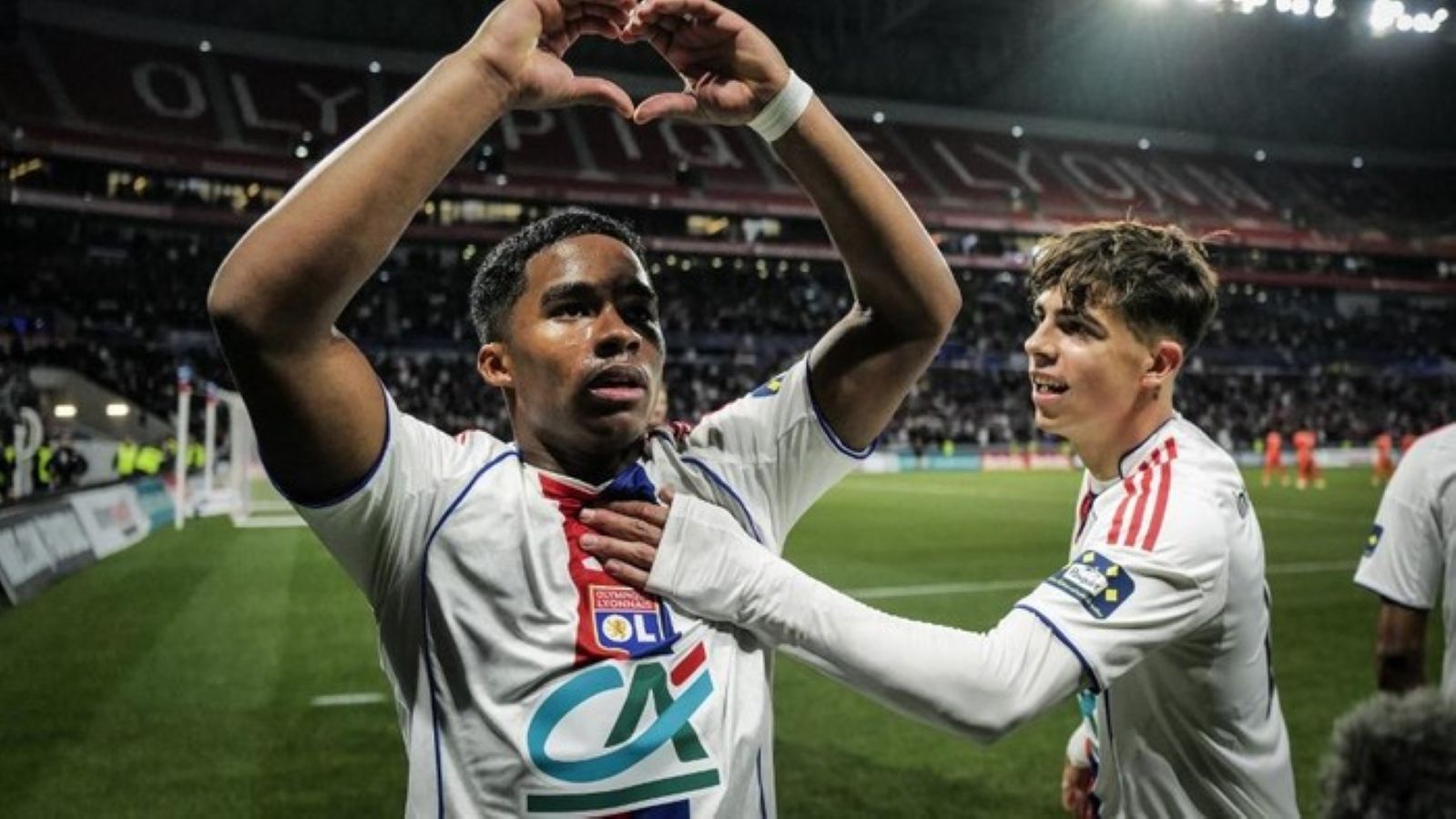 Endrick merayakan gol spektakulernya bersama Lyon saat menyingkirkan Laval di babak 16 besar Piala Prancis 2025/2026.
