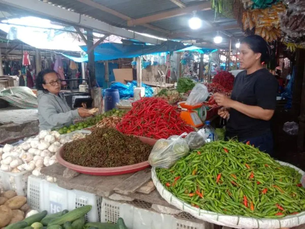 Pedagang cabai melayani pembeli di pasar tradisional Kecamatan Porsea, Kabupaten Toba.