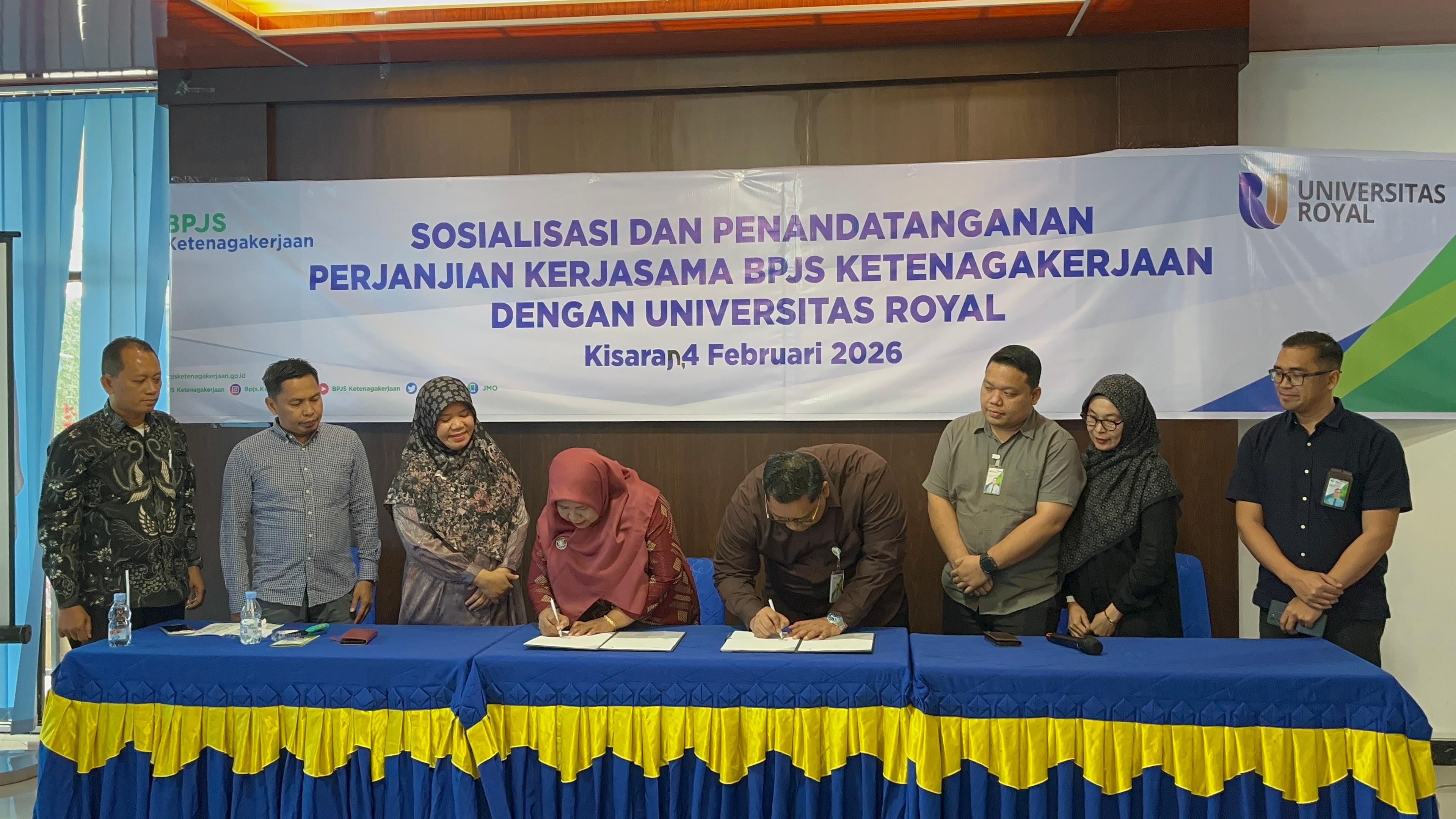 Penandatanganan perjanjian kerjasama Universitas Royal Kisaran dan BPJS Ketenagakerjaan Cabang Kisaran.