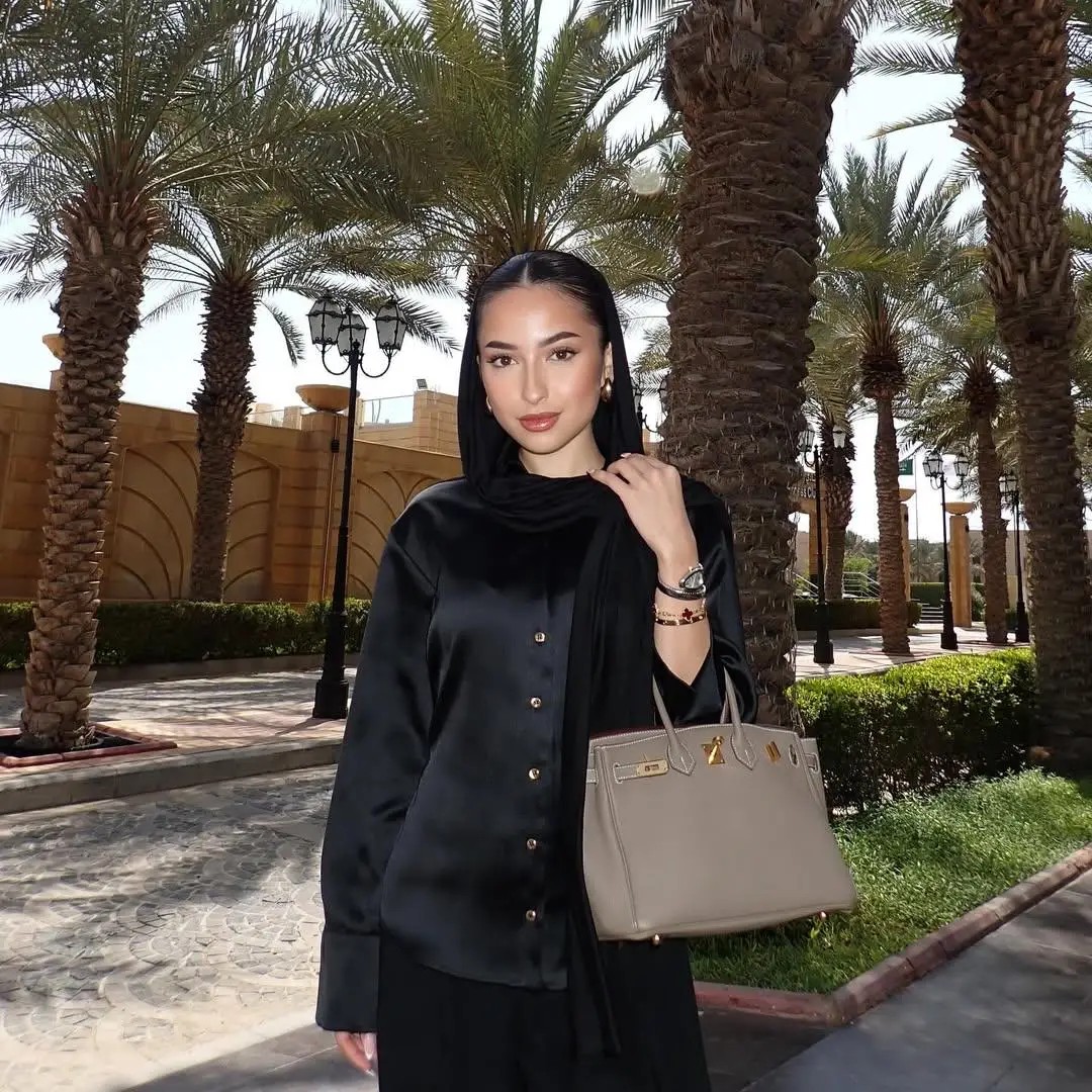 Influencer Jennifer Coppen membantah tudingan membuat akun Instagram palsu untuk menyerang mertuanya dan menantang warganet membuktikannya.