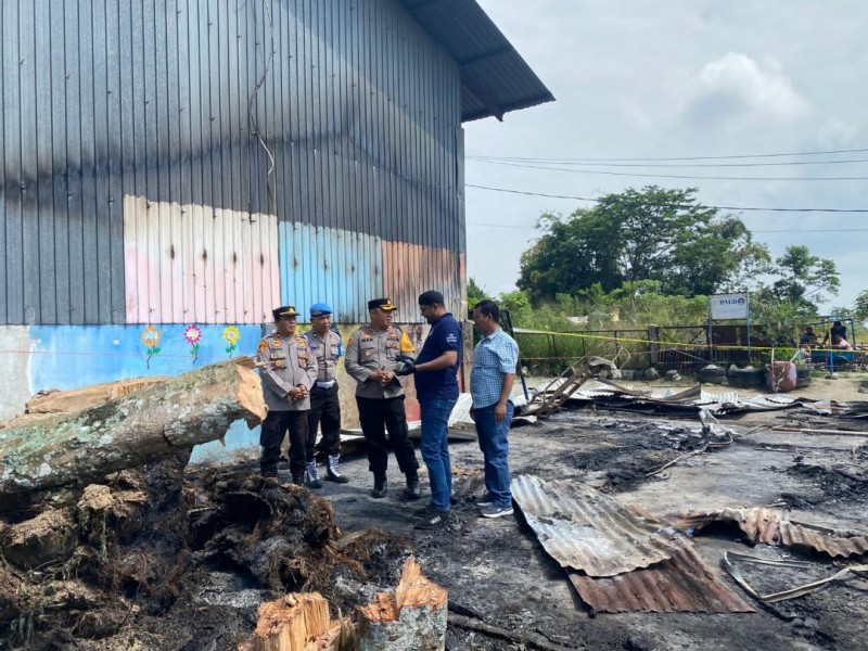 Petugas Polres Simalungun melakukan olah tempat kejadian perkara (TKP) di lokasi kebakaran yang menghanguskan gereja, sekolah, rumah warga, dan satu unit mobil.